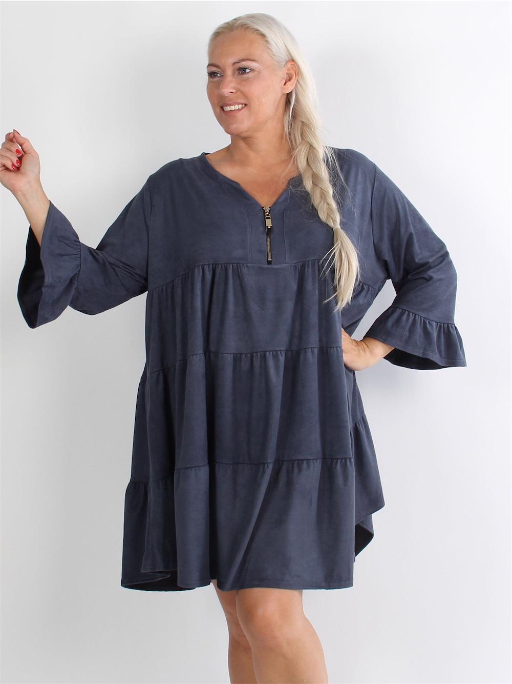 Mynthe - Beige lager på lager klänning i mocka med volangdetaljer